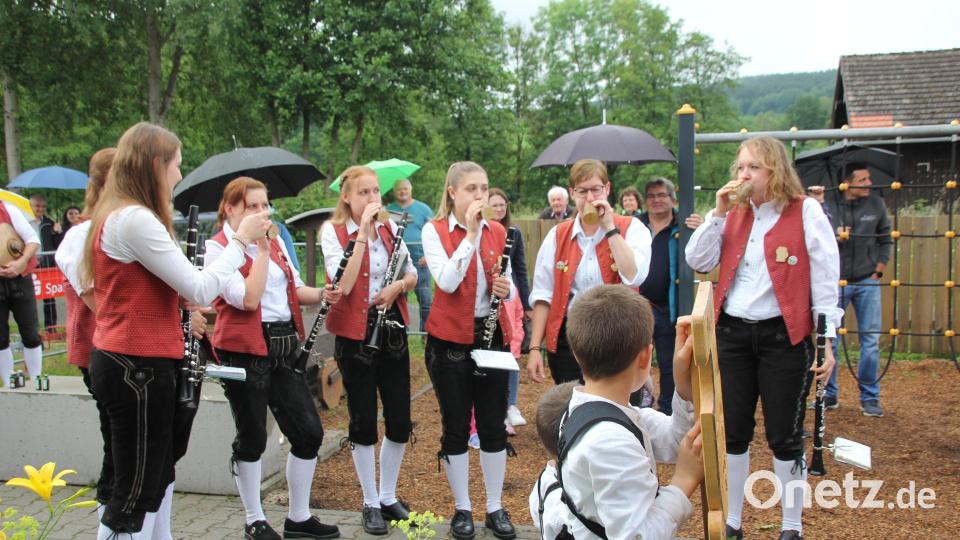 Die Musikerinnen aus Seebarn müssen die letzten Holzwürmewr aus den überdimensionalen Holzmundstücken blasen. Bild: frd