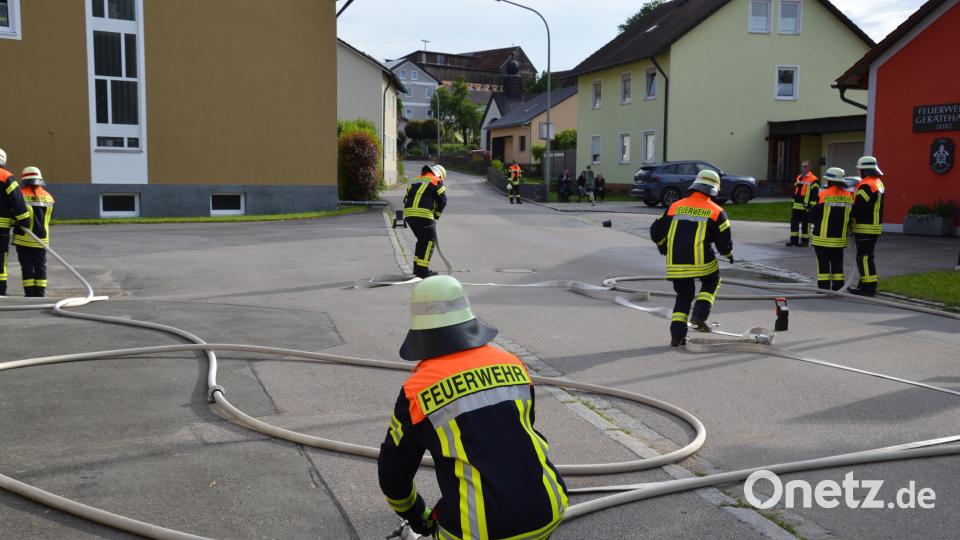 Am Dorfplatz in Heumaden zeigten die Prüflinge das Verlegen von Schläuchen um im Ernstfall gerüstet zu sein. Bild: gi