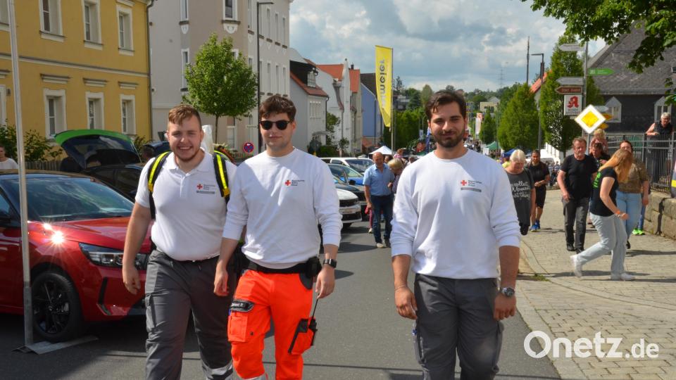 Die BRK-Sanis zogen zur Sicherheit der Besucher ebenfalls Runde um Runde. Bild: dob