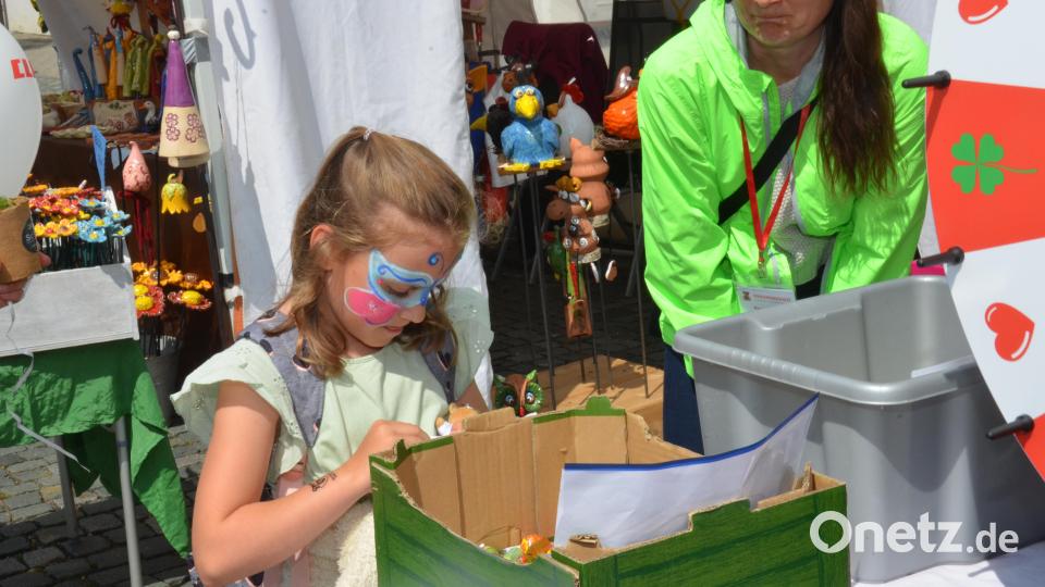 Der Bauernmarkt, das Schlossfest und die autofreie Spielstadt wurden in das Jubiläumsfest &quot;900 Jahre Stadt Vohenstrauß&quot; eingebettet und ein Riesenerfolg. Rund 15.000 Besucher schätzte Bürgermeister Andreas Wutzlhofer sollen es wohl gewesen sein, die an diesem Tag in die Pfalzgrafenstadt kamen. Bild: dob