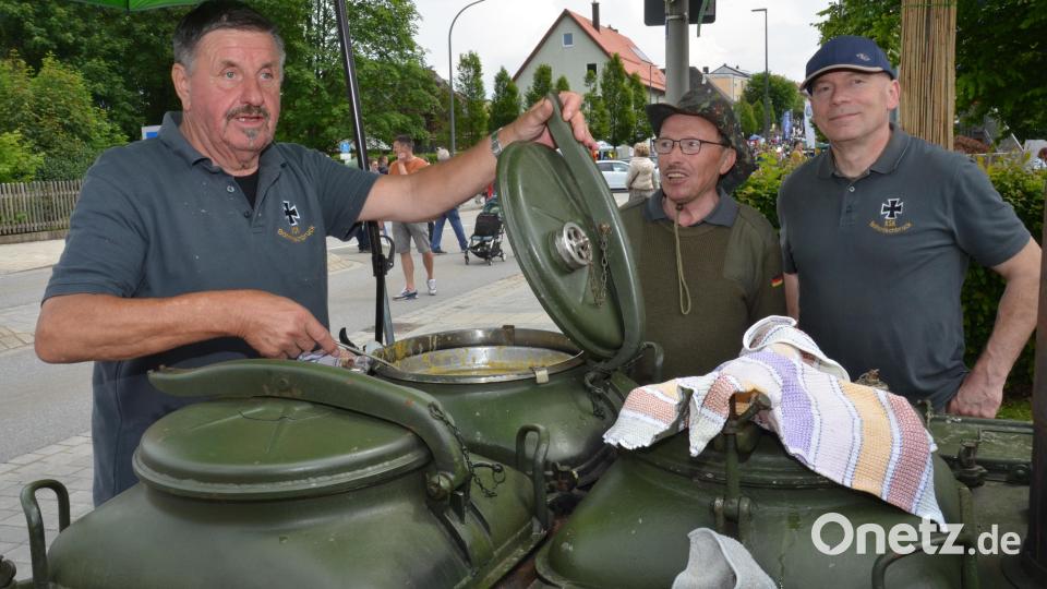Aus der Gulaschkanone der Krieger- und Soldatenkameradschaft Böhmischbruck gab es leckere Erbsensuppe. Bild: dob