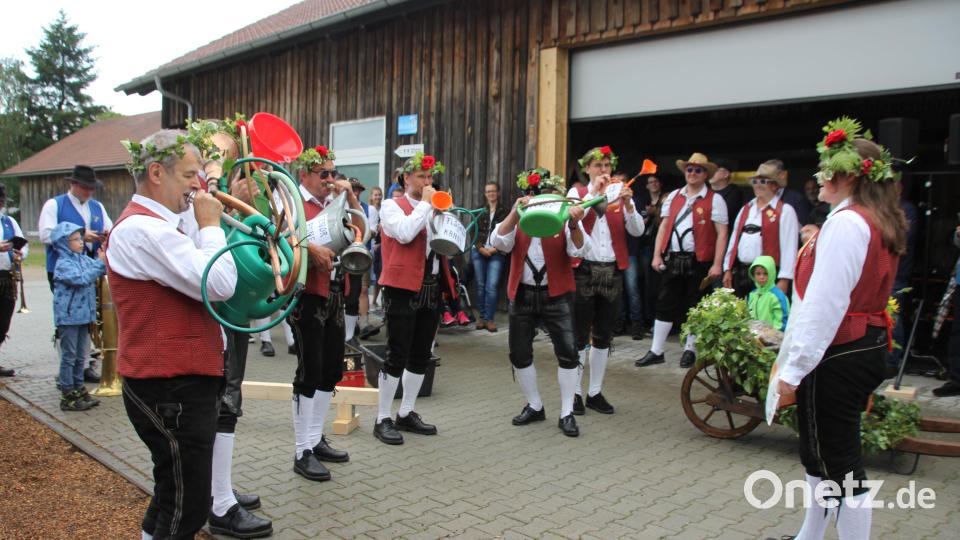 Die Seebarner rocken mit den Gießkanneninstrumenten voll ab. Bild: frd