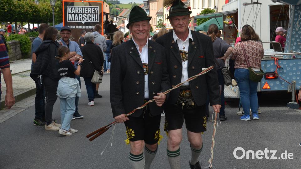 Die Goislschnalzer aus Kastl marschierten fesch über den Marktplatz. Bild: dob