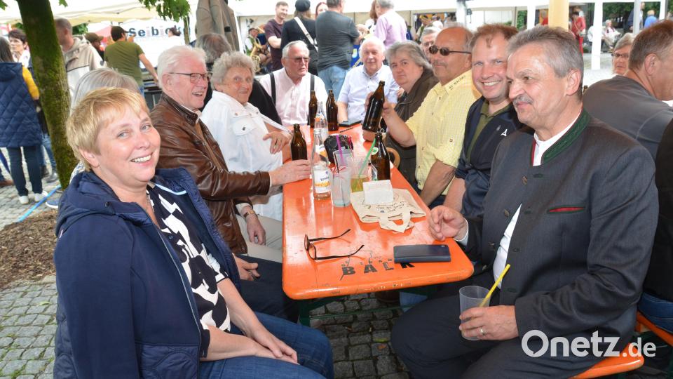 Jetzt darf gefeiert werden. Der Tag war mehr als geglückt. Bürgermeister Andreas Wutzlhofer mit seiner Gattin Barbara fiel ein Stein vom Herzen. Mit so einem Festwetter konnte niemand rechnen. Bild: dob