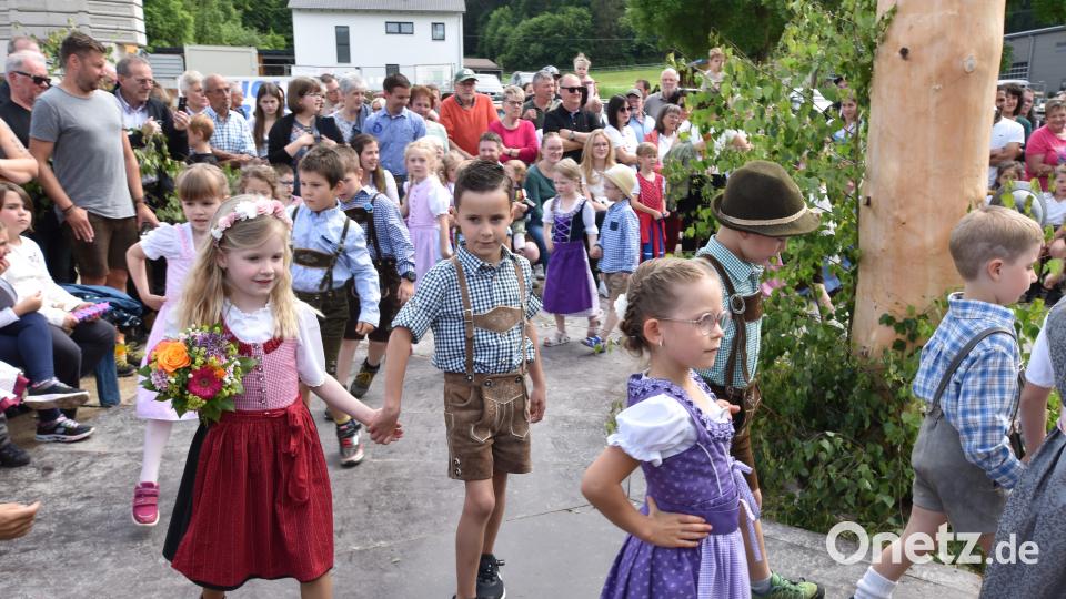 14 Mädchen und 12 Jungen aus der Kita St. Vitus zeigten beim Baumaustanzen in Illschwang ihre tänzerischen und gesanglichen Fähigkeiten. Bild: no