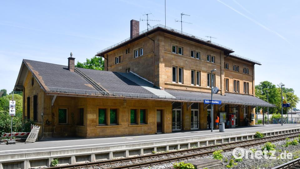 Er schaut von außen zwar noch halbwegs intakt aus, doch innen ist der Sulzbacher Bahnhof sehr marode und das Dach undicht. Weil der Verkauf an die Rinkenburger Objektbau GmbH scheiterte, wird das Gebäude nun wohl noch lange ein Leerstand bleiben – die künftige Nutzung ist nun wieder völlig offen. Archivbild: Petra Hartl