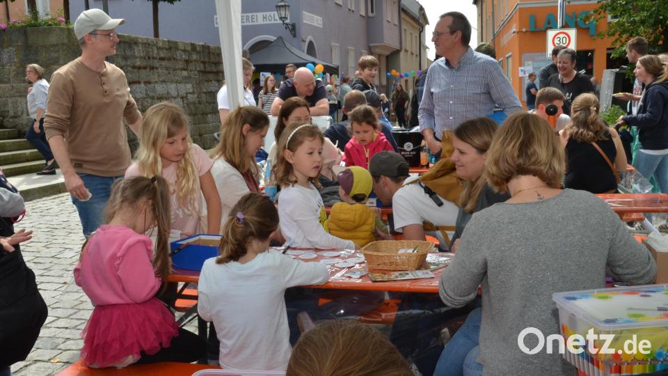Bei den angebotenen Aktionen der Kindergärten ließen sich die Buben und Mädchen gerne nieder. Bild: dob
