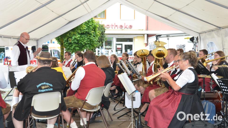 Die Jugendkapelle Roggenstein gab den musikalischen Startschuss beim Bauernmarkt. Bild: dob
