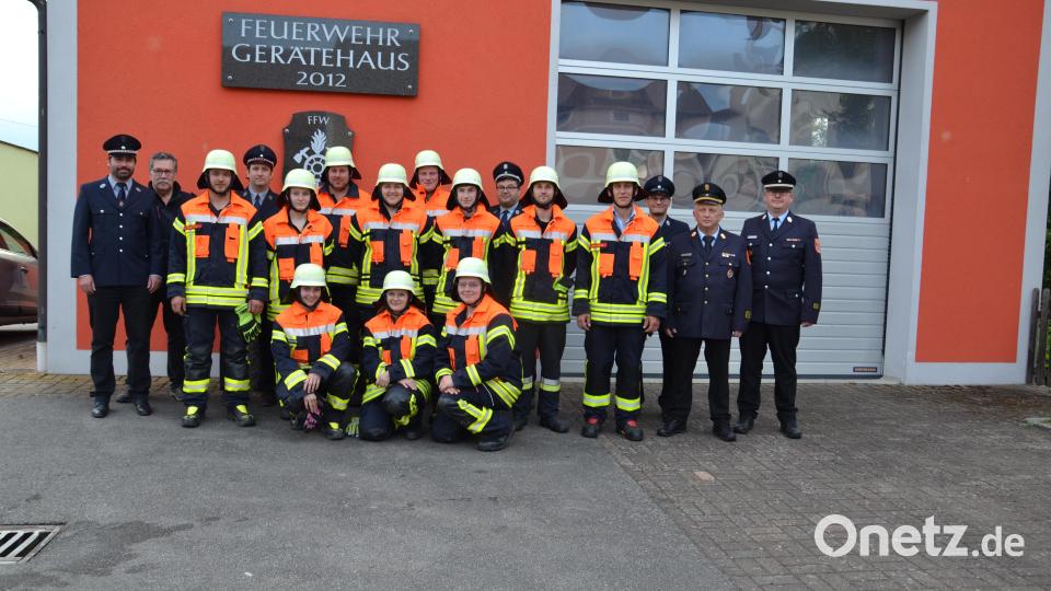 Die Feuerwehrfrauen und –männer freuten sich über die bestandene Leistungsprüfung. Dazu gratulierten das Prüfungsteam und Ehrengäste. Bild: gi