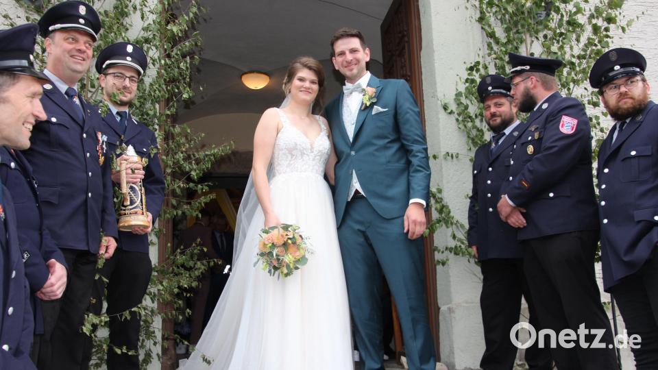 Laura und Johannes Grillmeier heirateten am Samstag kirchlich, zwei Tage nach der standesamtlichen Trauung. Im Ehrenspalier gratulierten unter anderem die Feuerwehren Beidl und Schönficht. Bild: kro