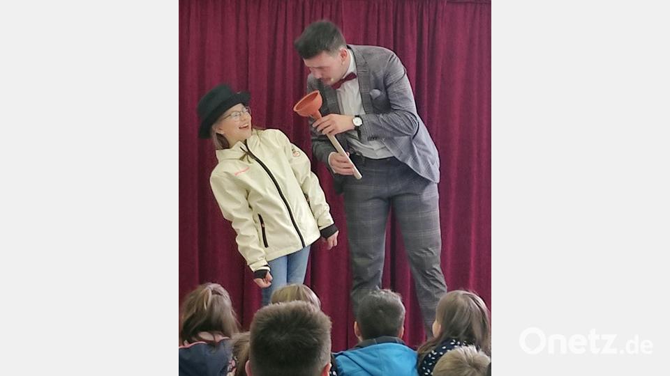 Die kleine Zuschauer verbiegen sich teilweise vor Lachen beim Auftritt von Zauberer Marius Koslowski. Bild: lgc