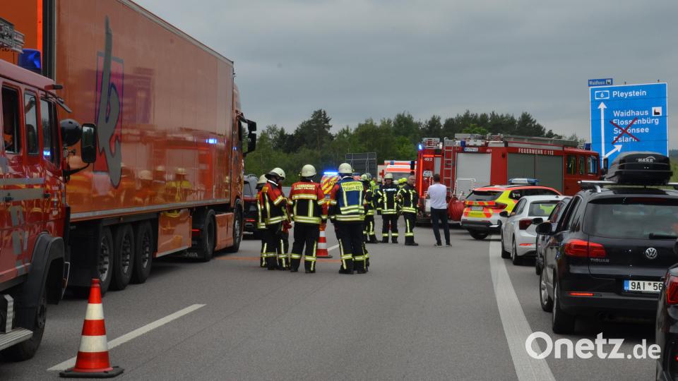 Bei einem schweren LKW-Unfall wurde ein Fahrer schwerstverletzt und es entstand ein Sachschaden in Höhe von mehr als 40.000 Euro. Es bildete sich ein langer Rückstau in Richtung Tschechien. Bild: dob
