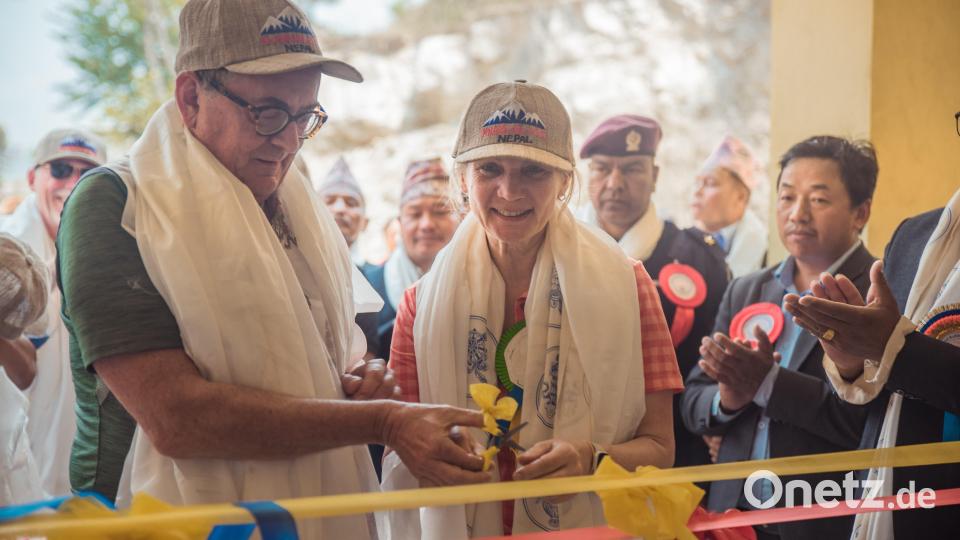 Dr. Johann Frank und Katharina Hage bei der Einweihung des Schulgebäudes. Bild: Licht für Kinder e.V./exb