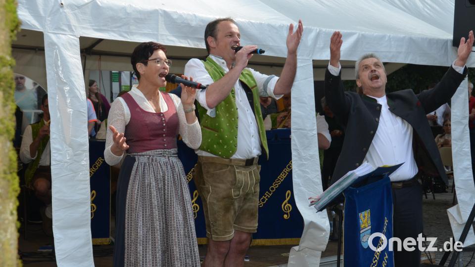 Der Druck ist abgefallen. Bei der Bayernhymne pries Bürgermeister Andreas Wutzlhofer den Herrgott im Himmel für diesen gelungenen Jubiläumstag. Bild: dob