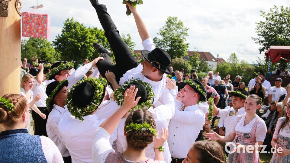 Der neue Oberkirwabursch Tobias Käßner wurde von den anderen Burschen gefeiert. Bild: egl