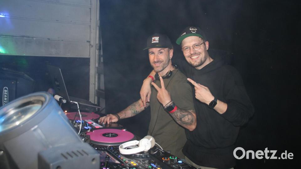 Die DJs &quot;DeeOh&quot; (links) und &quot;Lieblingsidiot&quot; sorgen für heiße Stimmung bei kühlen Temperaturen. Bild: sne