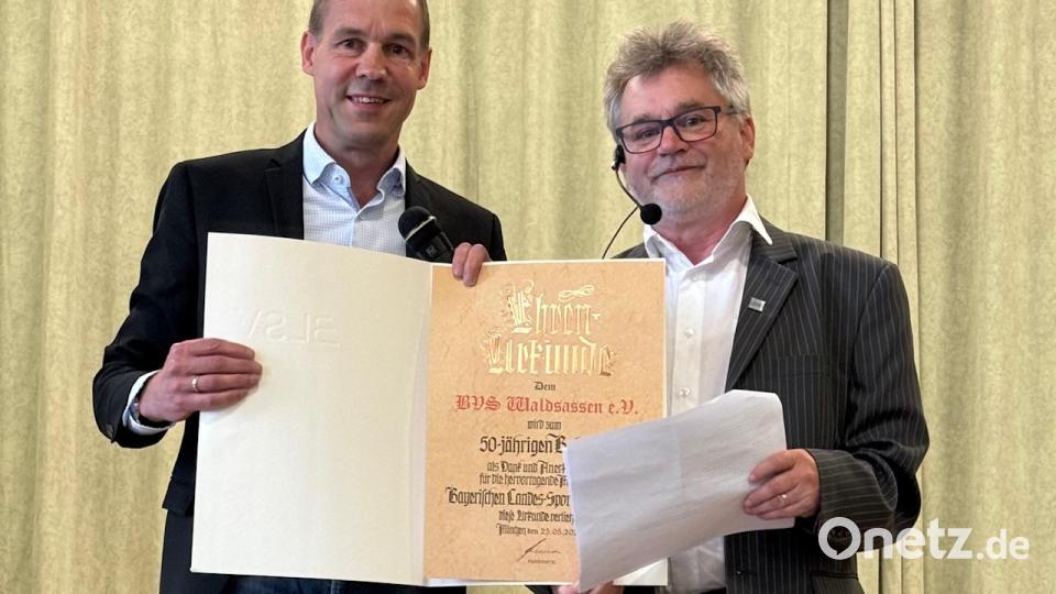 BVS-Vorstand Robert Zinnecker (rechts) mit dem BLSV-Kreisvorsitzenden Andreas Malzer. Bild: BVS-Rehasportverein Waldsassen/exb