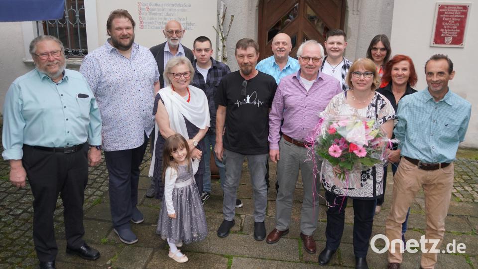 Franz Nimmerjahn (Sechster von rechts) feiert mit Kolleginnen und Kollegen des Autohauses Stiebitz sein 40-jähriges Arbeitsjubiläum. Bild: fvo