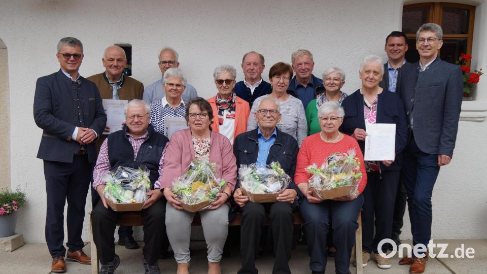 Der Vorsitzende des Gartenbau- und Ortsverschönerungsvereins Markus Kurz, Landrat Thomas Ebeling (von rechts) und Bürgermeister Martin Birner (links) ehren die Gründungsmitglieder. Bild: wel