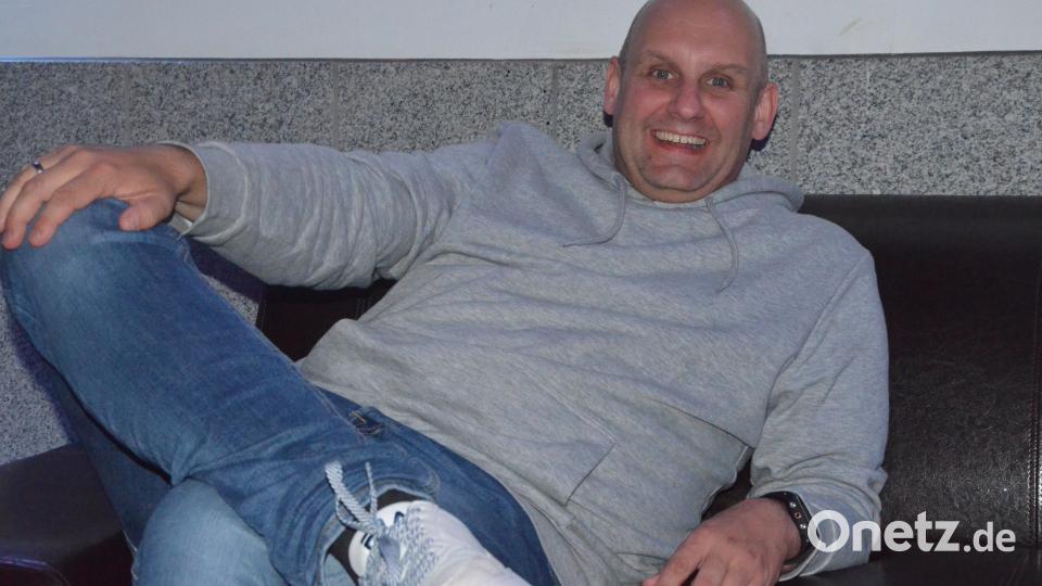 &quot;Fastnacht in Franken&quot;-Sitzungspräsident Christoph Maul macht es sich bis zu seinem Auftritt auf der Couch im Foyer bequem. Bild: Kunz