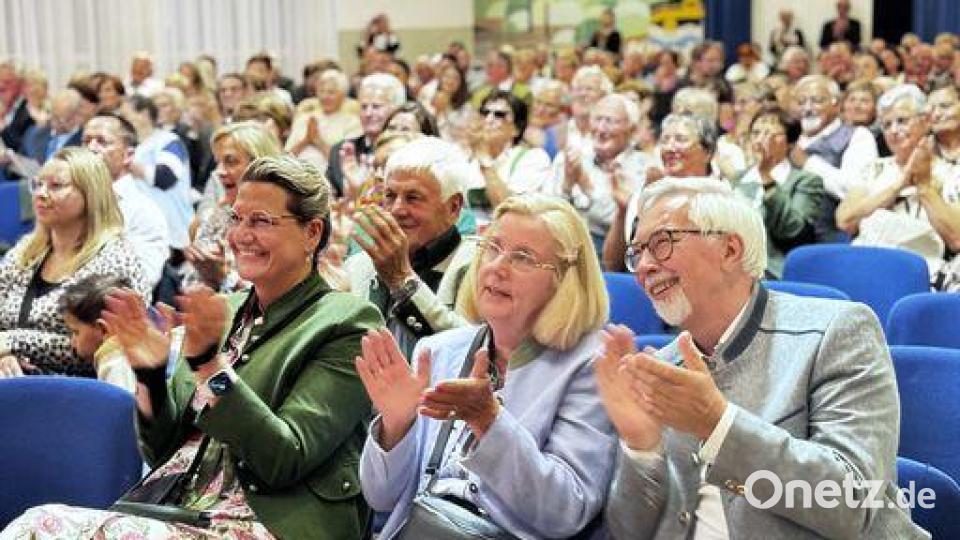 Altbürgermeister Manfred Rodde mit Gattin Hermine und Vizebürgermeisterin Romana Vehovec-Huhs haben sichtlich Spaß an den Vorführungen. Bild: mab