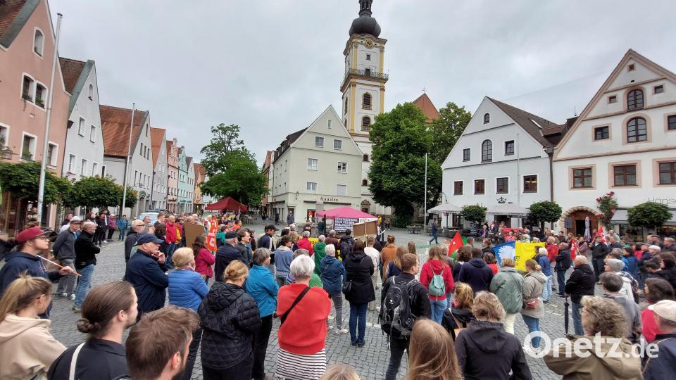 In Weiden gehen die Menschen erneut auf die Straße, um sich für Demokratie und gegen Hass und Extremismus einzusetzen. Bild: Kunz