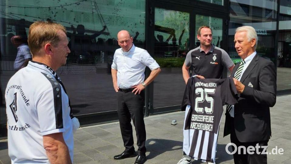 Der Präsident der Borussia, Rainer Bonhof (rechts), sowie Geschäftsführer Stephan Schippers (links) und Fanbeauftragter Jan Ruoff (Mitte) überreichten an den Vorstand der Borussenfreunde Kirchenthumbach Christian Stingl (vorne links) ein Trikot mit Jubiläumsaufschrift als Erinnerung. Im Anschluss wurde das Spiel gegen Frankfurt mit einem Unentschieden gefeiert. Bild: exb; Borussenfreunde/Simone Sendlbeck