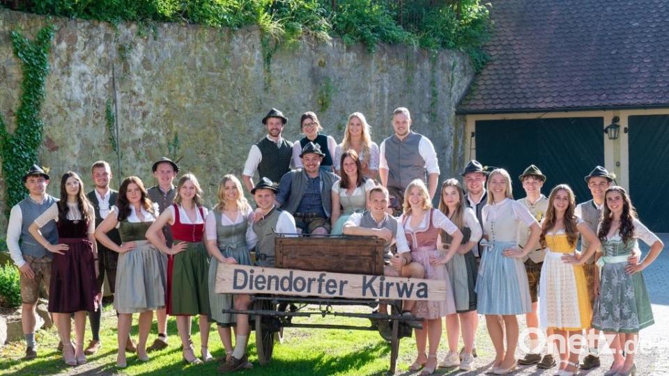 Die zwölf Diendorfer Kirwapaare durften für ihre Fotos heuer das Schlossgelände in Guteneck nutzen. Bild: Diendorfer Kirwaleit/exb