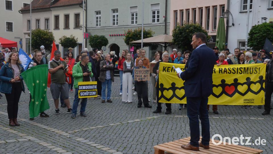 Oberbürgermeister Jens Meyer spricht zu den Demonstranten. Bild: Kunz