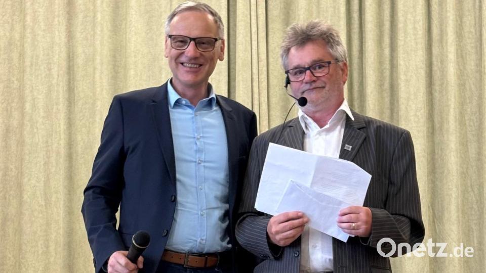 BVS-Vorstand Robert Zinnecker (rechts) mit Bürgermeister Bernd Sommer. Bild: BVS-Rehasportverein Waldsassen/exb