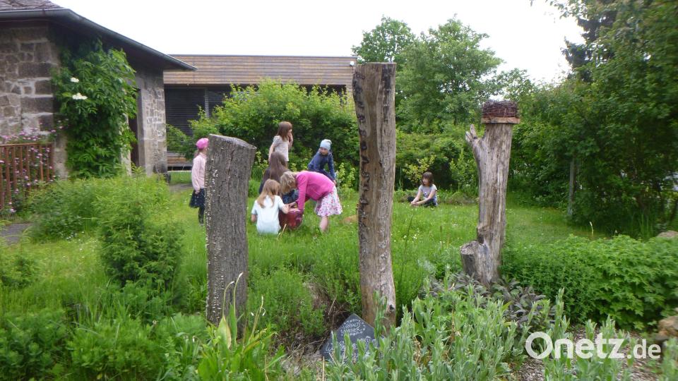 Vor dem Basteln können sich die Mädchen im Vielfaltsgarten austoben. Bild: Christine Schreiber