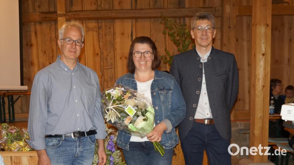 Vorsitzender Markus Kurz (rechts) würdigt die Leistungen in der Vorstandschaft, die Renate Schart viele Jahre lang erfüllte. Auch Thomas Beer (links) und seine Frau Michaela (nicht im Bild) werden für 25 Jahre Treue zum GOV geehrt. Bild: wel