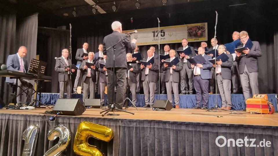 Der Bergchor St. Barbara gratuliert dem Jubelchor aus Österreich musikalisch. Bild: mab