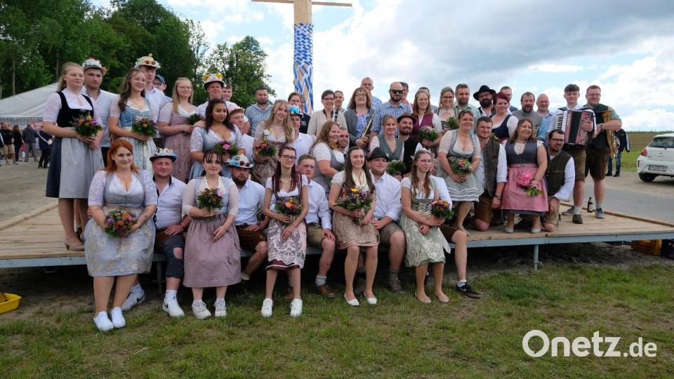 17 Paare tanzen zur Musik der Werkvolkkapelle Schlicht bei der Kirwa in Axtheid-Berg den Baum aus. Bild: Martin Stubenvoll/exb