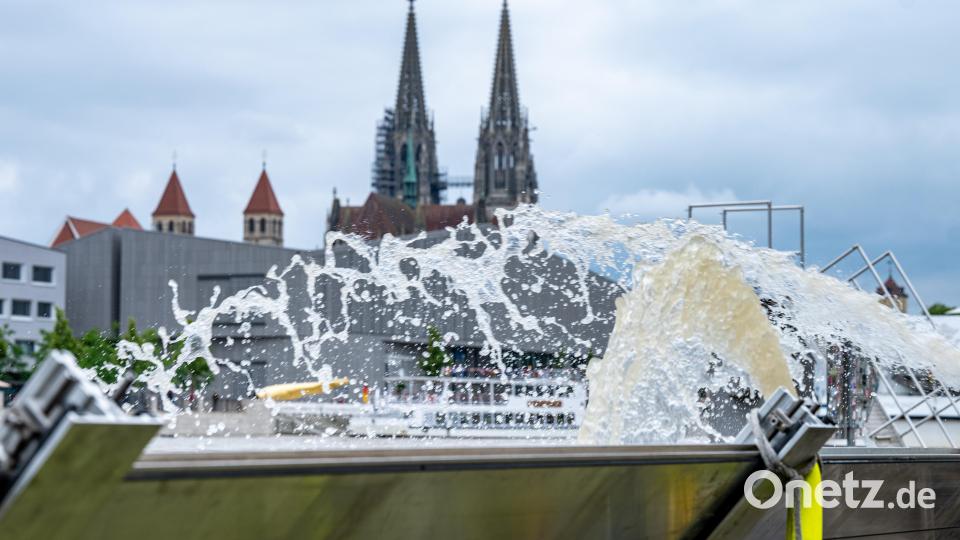 Wasser wird in der Werftstraße in Regensburg über die Schutzwände am Ufer der hochwasserführenden Donau gepumpt. Gereicht hat das nicht, am Montagabend wurden die Häuser in der Straße evakuiert. Bild: Armin Weigel/dpa