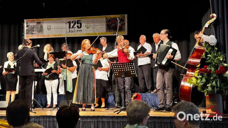 Geigenmusik mit &quot;KonsGeiger&quot; gehört zum Festprogramm. Bild: mab