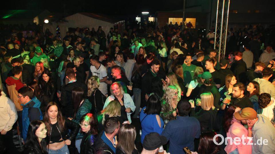 Trotz Dauerregens kommen hunderte Gäste auf die beliebte Beachparty nach Dießfurt. Bild: sne