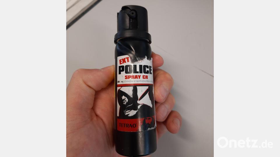 Die Beamten der Bundespolizei Waidhaus stellen bei der Kontrolle mehrere Waffen und ein Pfefferspray sicher. Bild: Bundespolizei Waidhaus