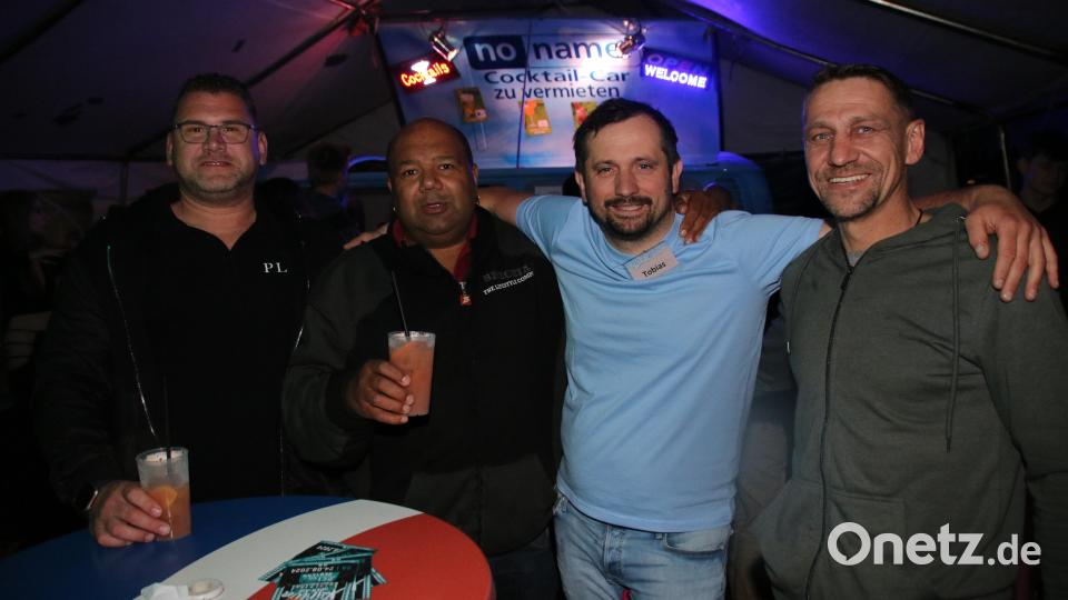 Der Vorsitzende des FC Dießfurt Tobias Hösl (Zweiter vor rechts) und der Chef der No Name-Cocktail-Bar Robert Czapla (Dritter von rechts) sind rundum zufrieden mit der Beachparty. Bild: sne