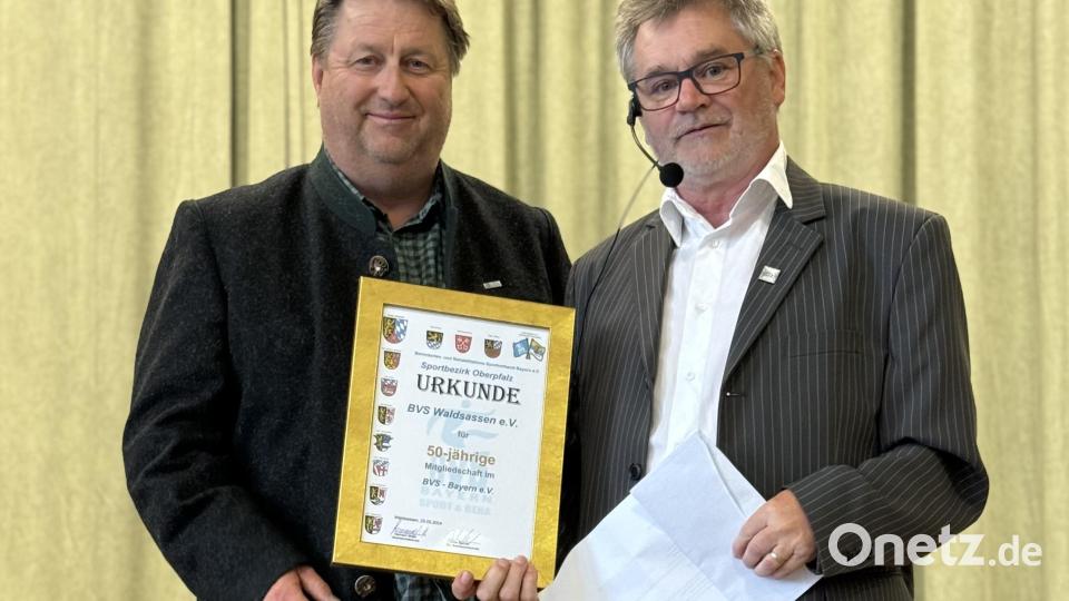 BVS-Vorstand Robert Zinnecker (rechts) erhielt eine Urkunde vom Bezirksvorsitzenden des BVS Bayern, Hermann Müller. Bild: BVS-Rehasportverein Waldsassen/exb