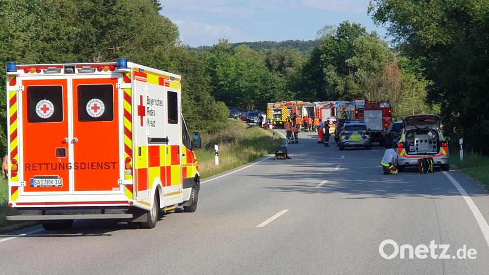 Ein Großaufgebot an Rettungskräften ist nach einem schweren Unfall auf der B 85 bei Bruck im Einsatz. Bild: Hösamer