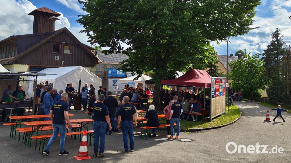 Eine kleine Pavillonstadt haben die Feuerwehrleute in diesem Jahr zum traditionellen Dorffest vor dem Feuerwehrgerätehaus aufgebaut. Bild: dob
