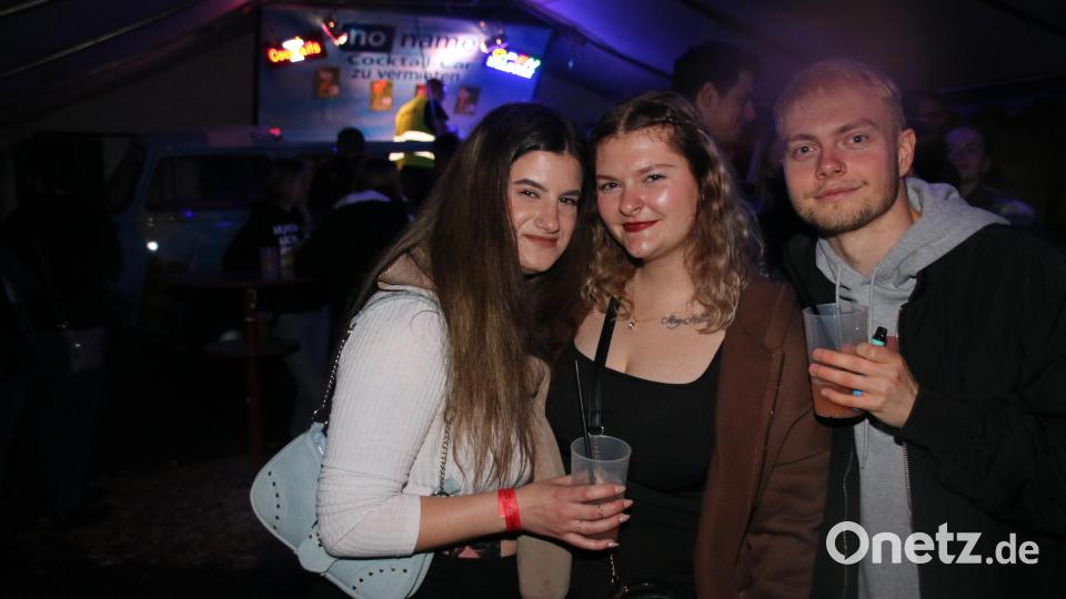 Bei kühlen Getränken und heißen Beats geht es bis spät in die Nacht auf der Dießfurter Beachparty. Bild: sne