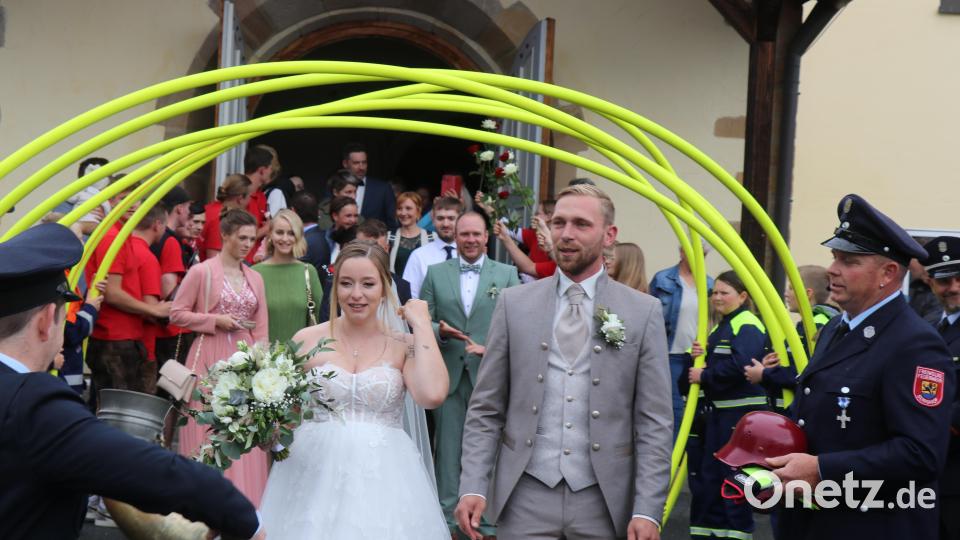Zahlreiche Feuerwehrleute sowie Aktive der Kirwagemeinschaft und der SG Seugast/Schlicht bilden das Ehrenspalier bei der Hochzeit von Deborah und Daniel Ritz in Sorghof. Bild: Willi Ertl