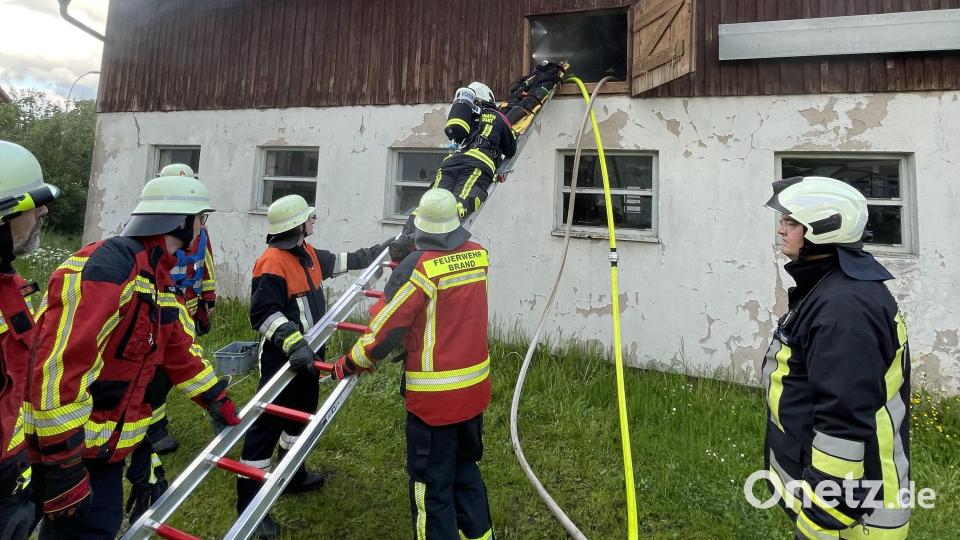 Die Feuerwehren aus Brand, Ebnath, Fuhrmannsreuth und Schurbach übten gemeinsam. Bild: Benedikt Drehobel / exb
