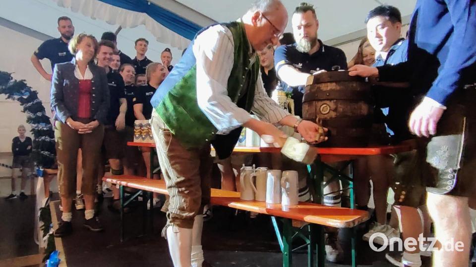 Mit zwei Schlägen konnte 3. Bürgermeister Hubert Blödt das Fass anstechen. Bild: egl