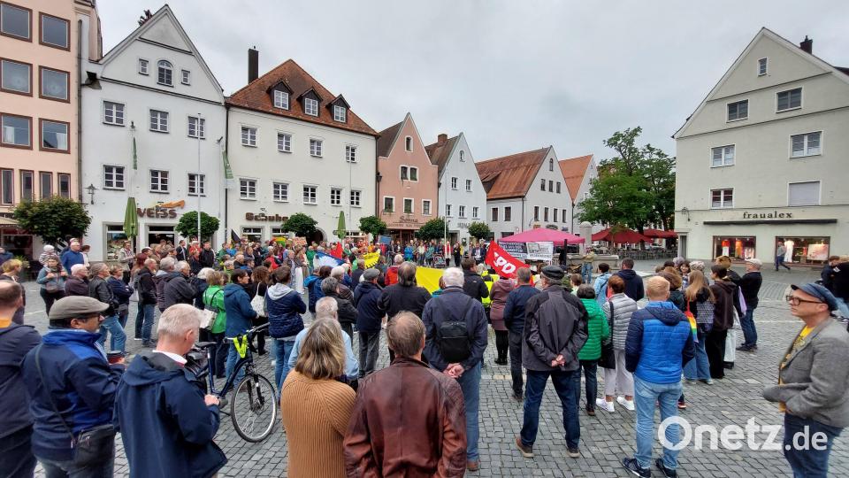 In Weiden gehen die Menschen erneut auf die Straße, um sich für Demokratie und gegen Hass und Extremismus einzusetzen. Bild: Kunz