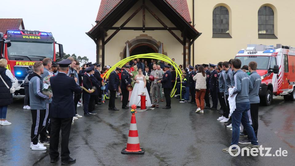 Ein großer Aufmarsch von Feuerwehrleuten sowie von Aktiven der Kirwageminschaft und der SG Seugast / Schlicht bildete das Ehrenspalier bei der Hochzeit von Deborah und Daniel Ritz in Sorghof. Bild: Willi Ertl