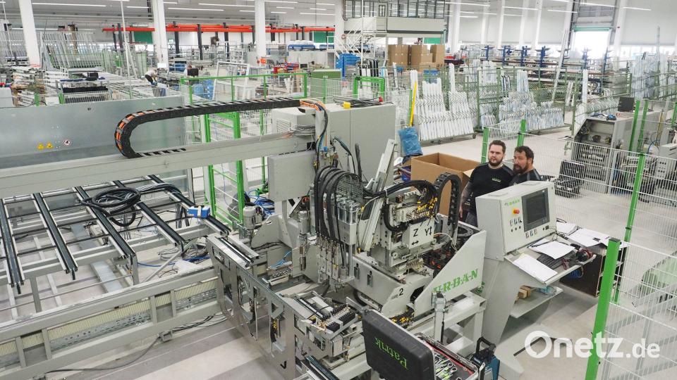 Die neue Produktionshalle bietet auf 5200 Quadratmetern Platz für zwei Produktionsstraßen für Kunststofffenster. Bild: kek