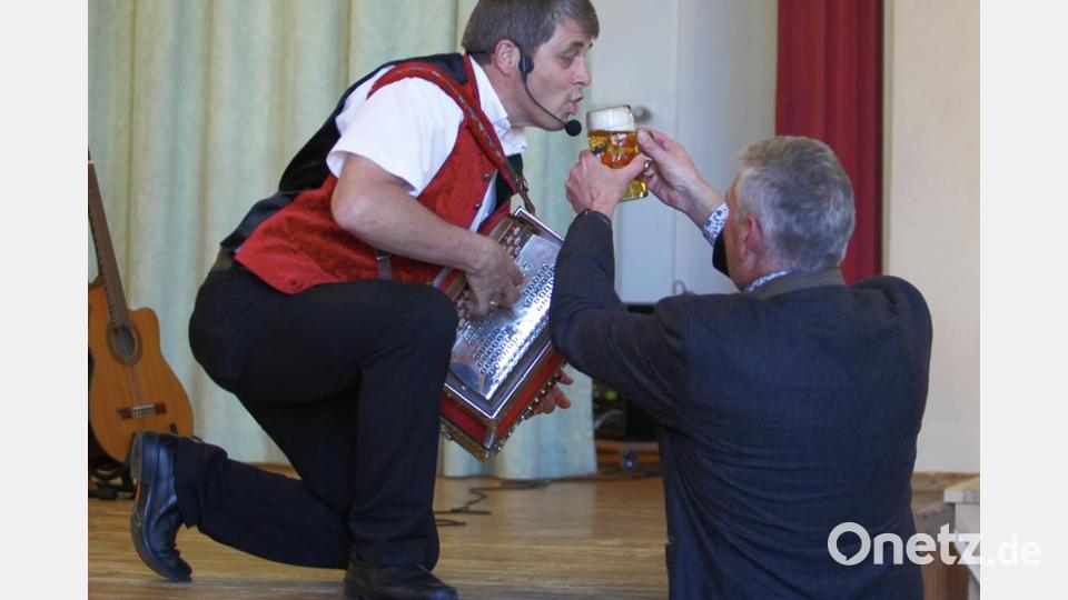 Josef &quot;Bäff&quot; Piendl (links) mit dem Zweiten Bürgermeister von Waldsassen, Markus Scharnagl. Bild: BVS-Rehasportverein Waldsassen/exb
